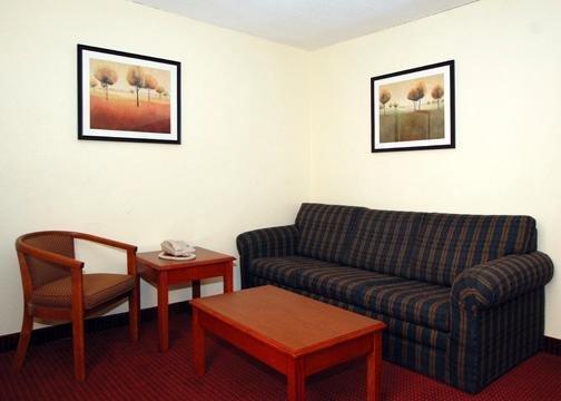 Days Inn & Suites By Wyndham Хикори Экстерьер фото
